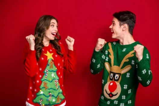 Par i sjove juletrøjer